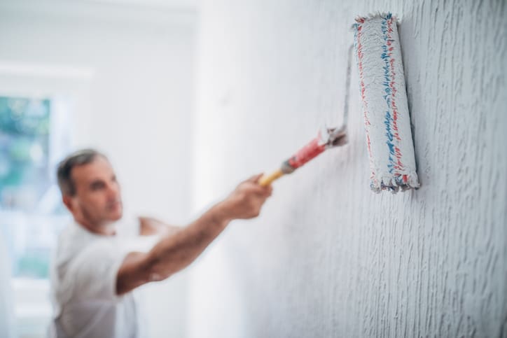 Lakáseladáskor szeretnénk, hogy otthonunk a lehető legjobb arcát mutassa a potenciális vevők számára, akik belépnek ajtónkon. Ilyenkor jön képbe a home staging, egy olyan lakásrendezési módszer, ami kiemeli az ingatlan előnyeit. Ha jól csináljuk, az adásvételre jóval gyorsabban kerül sor, emellett a vételárat is jelentősen feltornázhatjuk. Mutatjuk hogyan!