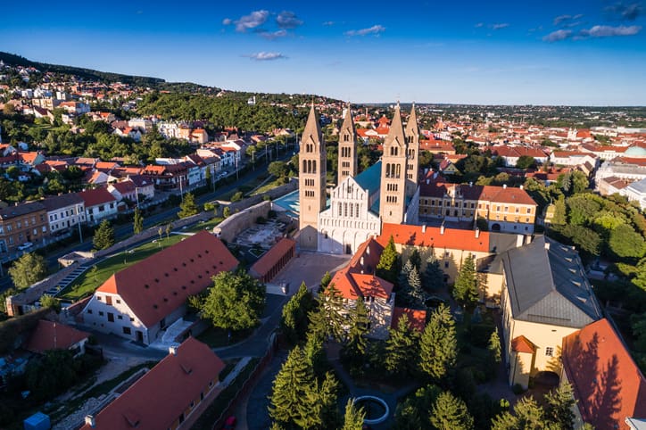 Pécs városa madártávlatból. A pécsi kiadó ingatlanok kapósak a leendő egyetemisták körében.