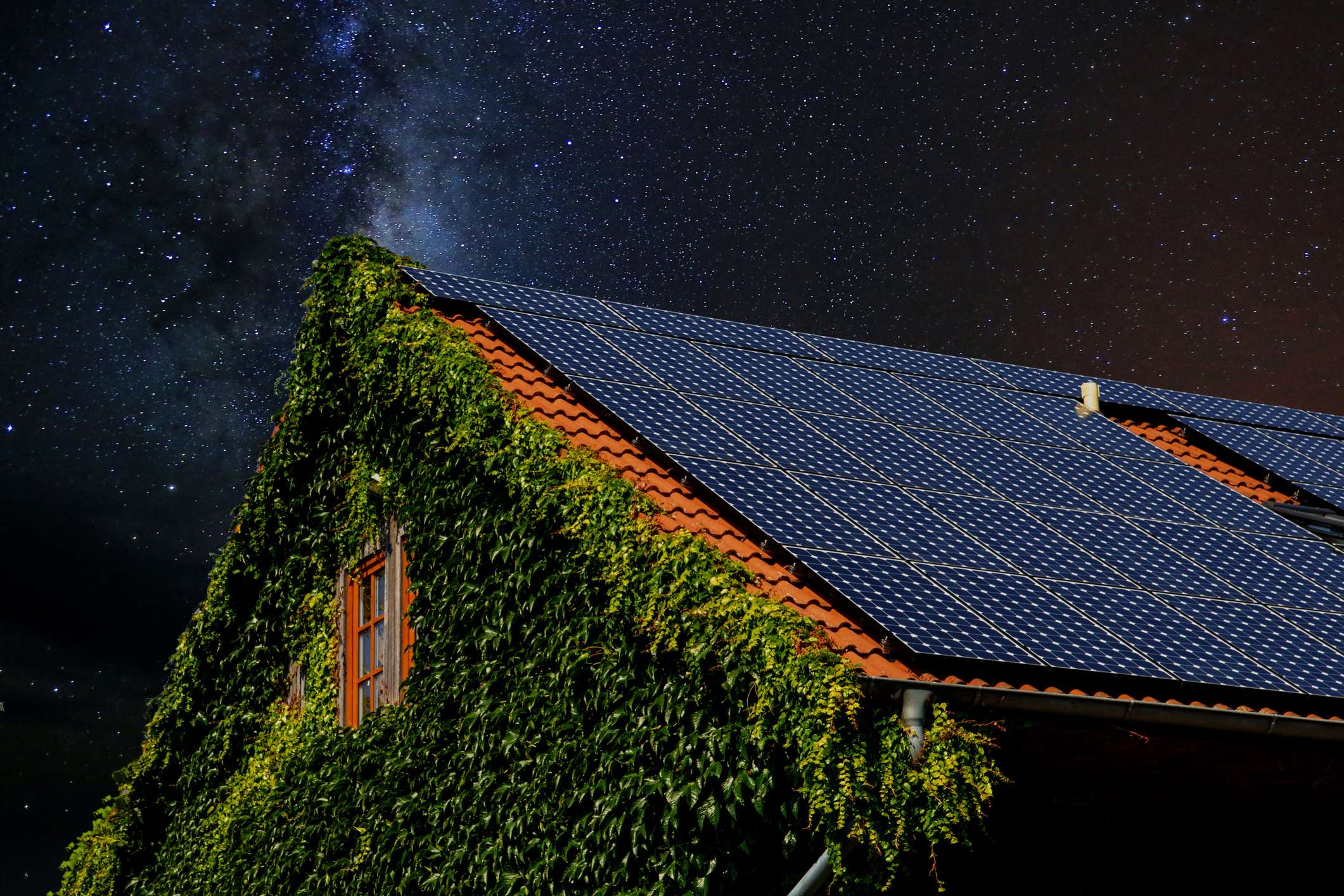 Egy éjszakai kép egy napelemes házról.