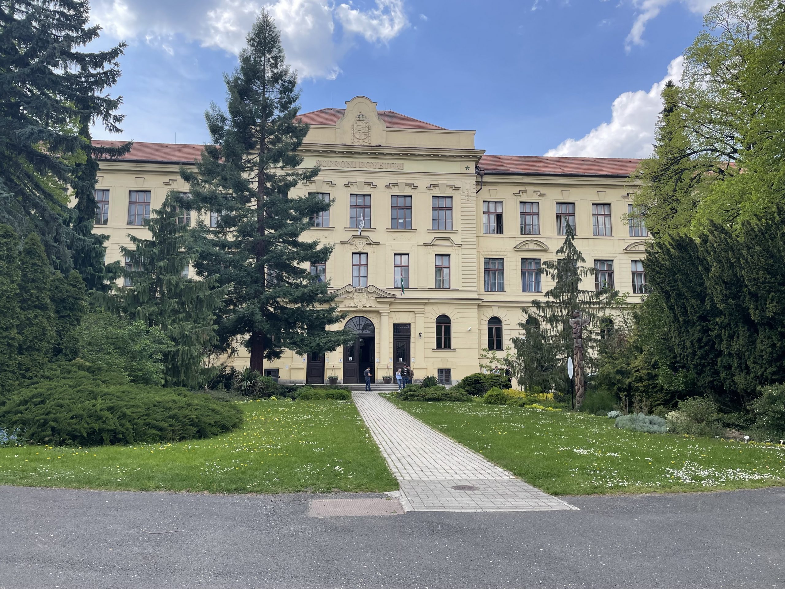 Soproni Egyetem szoros kapcsolat kiépítésén dolgozik a Makovecz Imre örökségét továbbvivő építészekkel.
